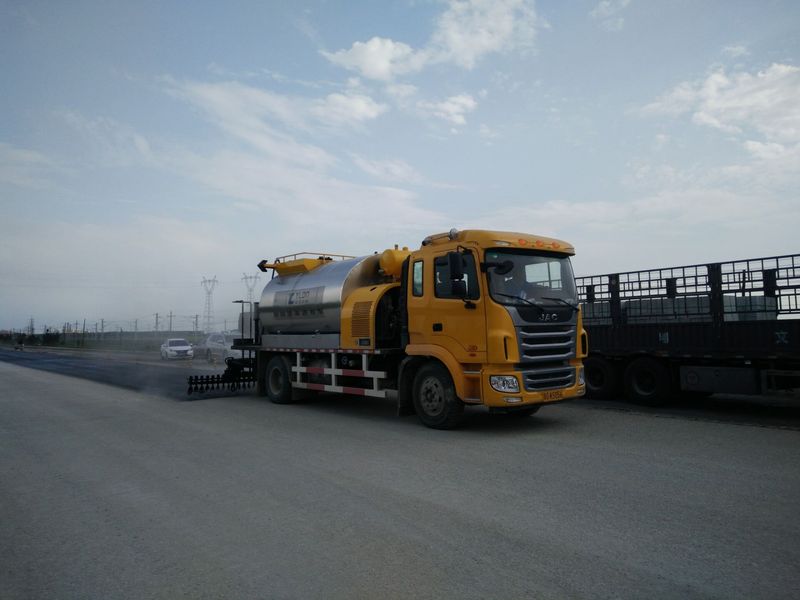 瀝青灑布車(chē)型號(hào)0845，松科高速白城施工